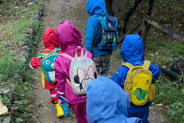 Bambini esplorano i sentieri di Villarè durante un’attività di educazione all’aperto