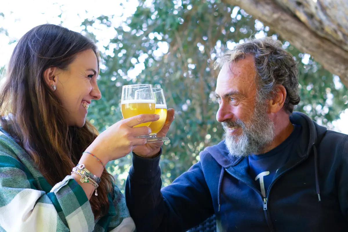 Marzia e Angelo Villari brindano con Maravilla nella fattoria Villarè