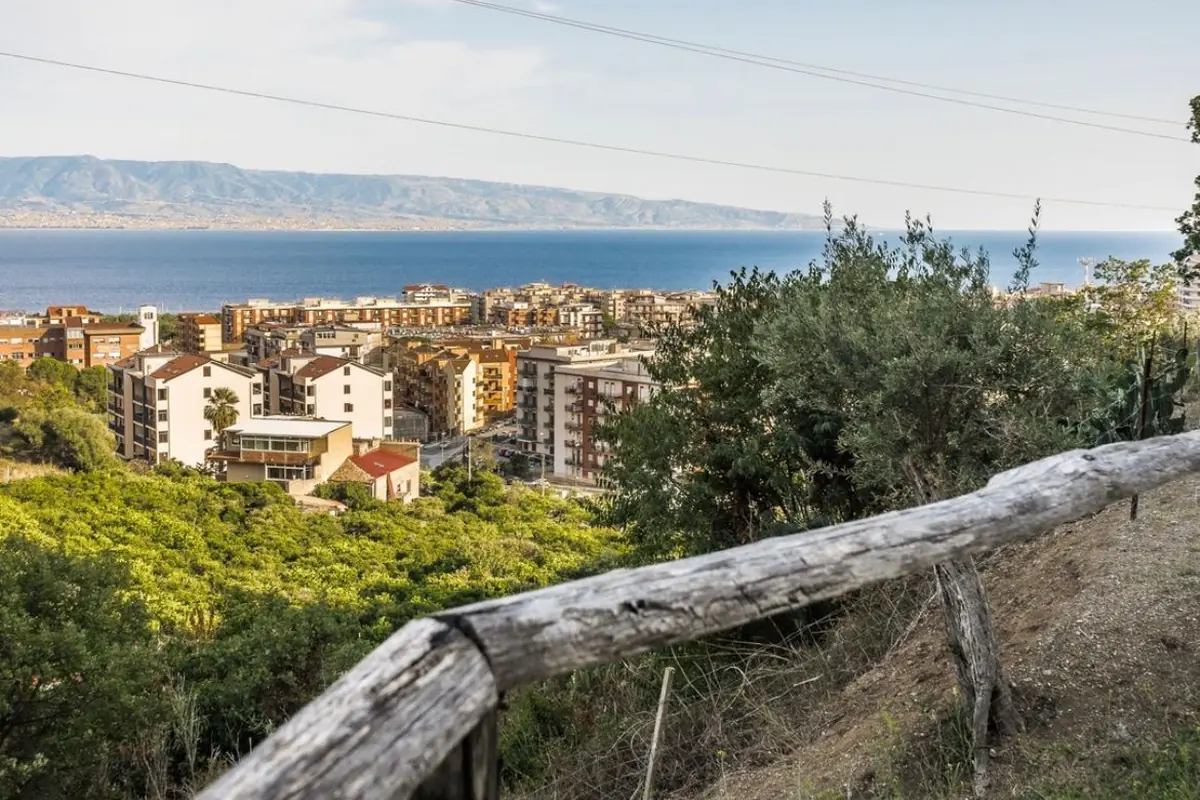 Terrazzamenti della fattoria urbana Villarè affacciati sullo Stretto di Messina